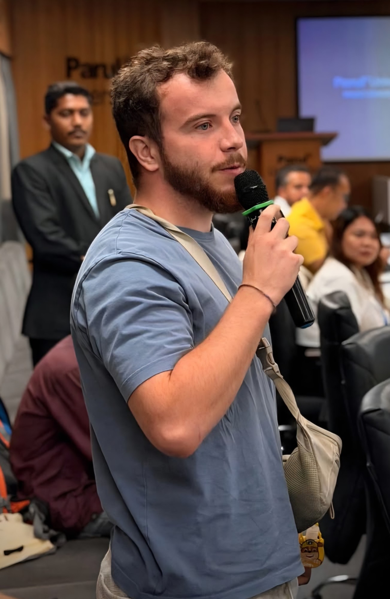 Antoine Conter prenant la parole devant un public international à Parul University, Inde